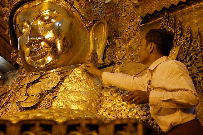 Mandalay-Bouddha Mahamuni-071
